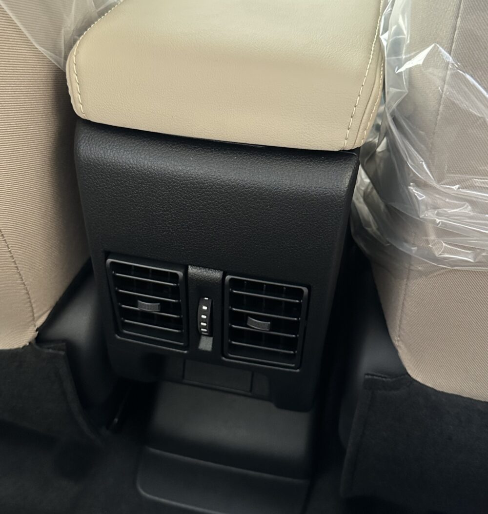 تويوتا يارس واى بلس 2026 أسود