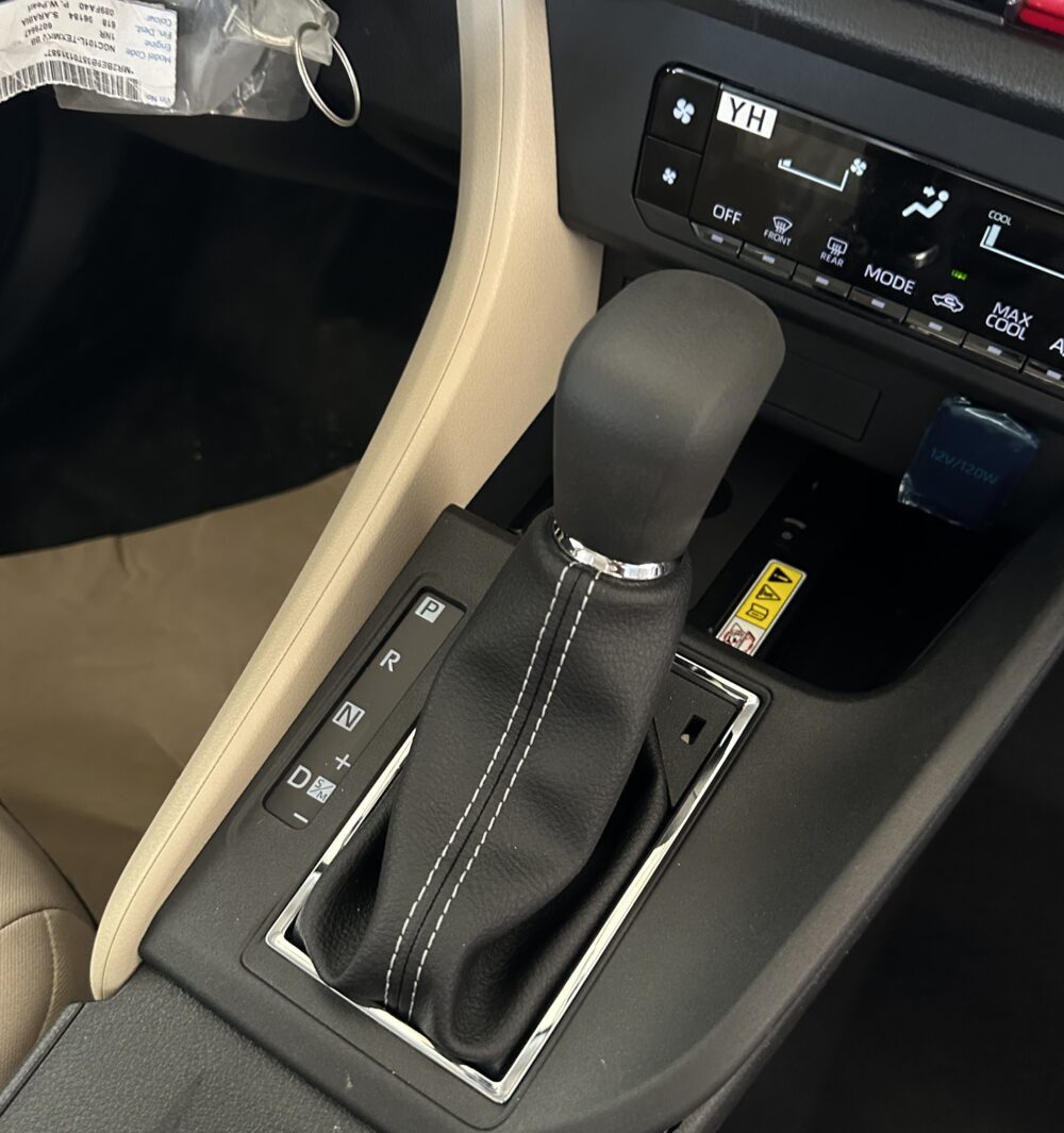 تويوتا يارس واى بلس 2026 أسود