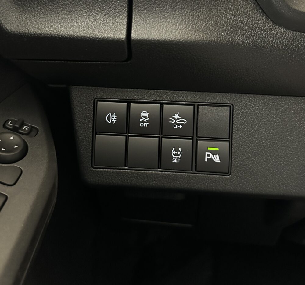 تويوتا يارس واى بلس 2026 أسود