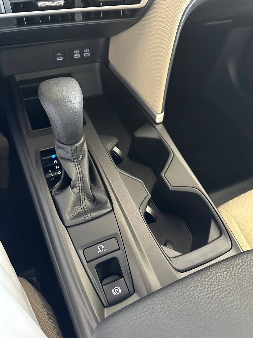 تويوتا كامري ستاندر أبيض 2026