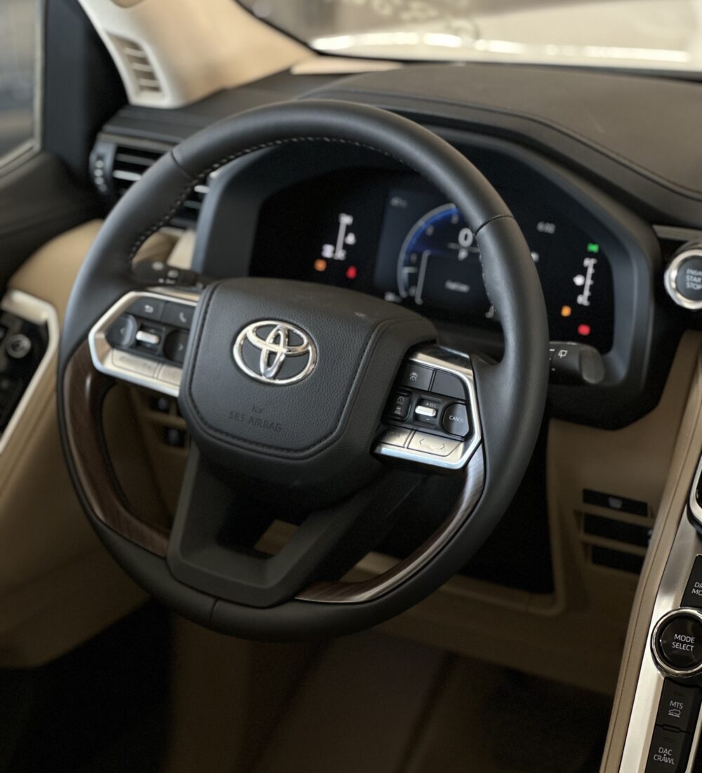 تويوتا لاند كروزر اسود 2026