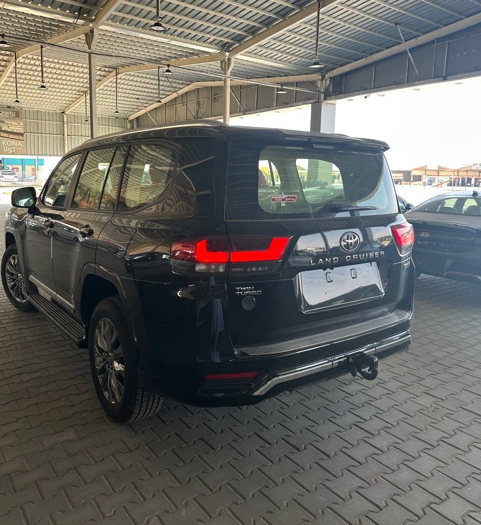 تويوتا لاند كروزر اسود 2026
